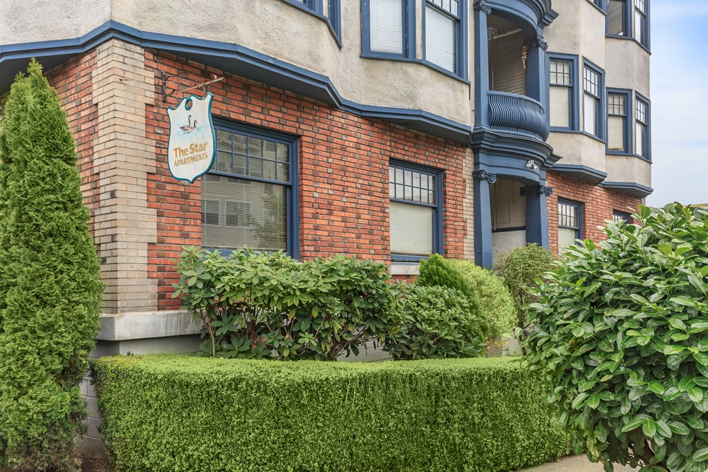 A building with a sign that says