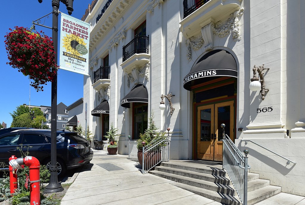 A building with a sign that says