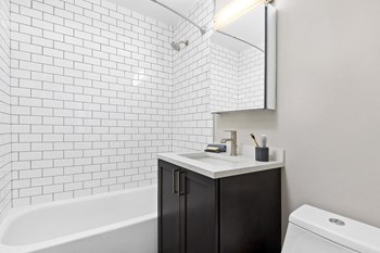 Reside on Barry Bathroom - Photo Gallery 7