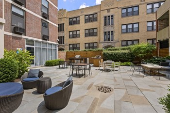 Reside on Barry Courtyard - Photo Gallery 13