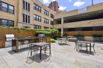 Reside on Barry Courtyard - Photo Gallery 12