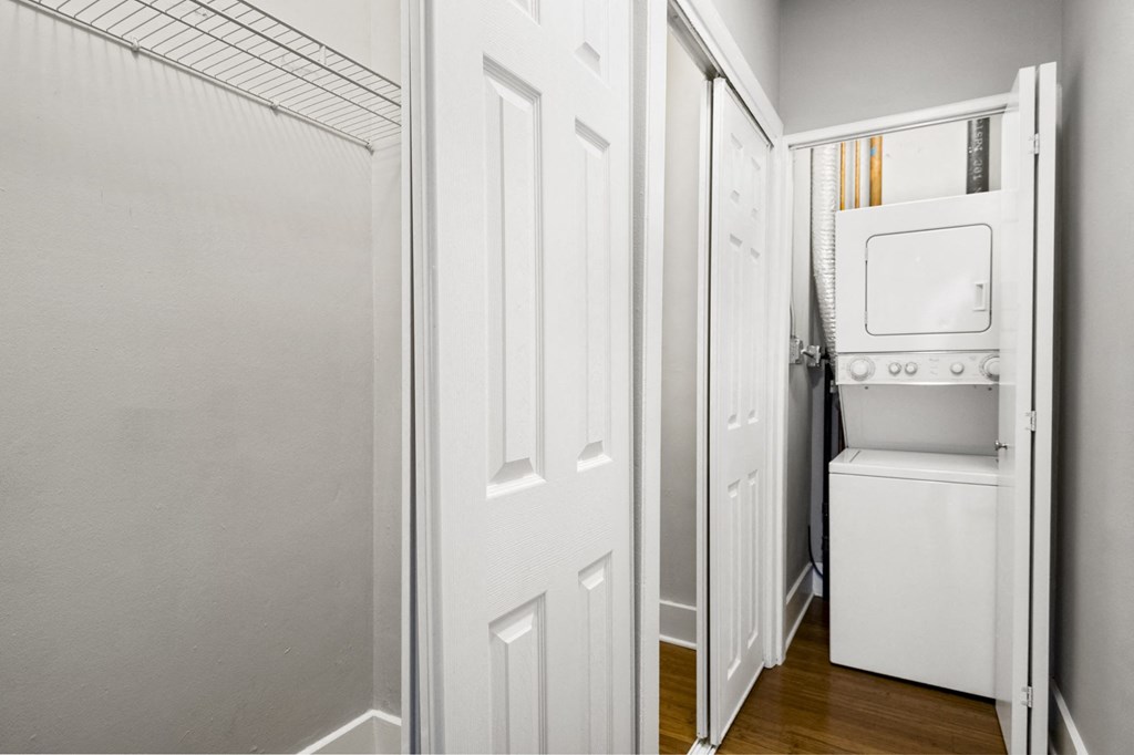Reside on Surf Laundry Lakeview Chicago Apartments, 60657