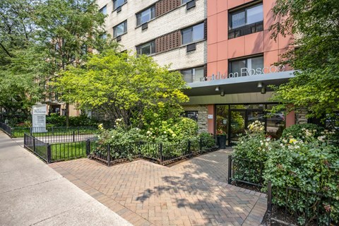 Renovated Apartment Homes Available at Reside on Roscoe, Chicago, IL,60657