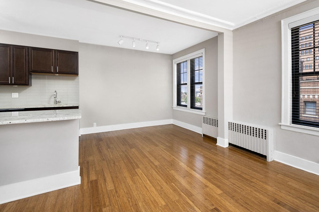 Reside on Surf Dining Room Lakeview Chicago Apartments, 60657