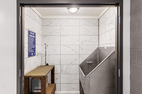 A bathroom with a sign that says "PETALA GAZIER".