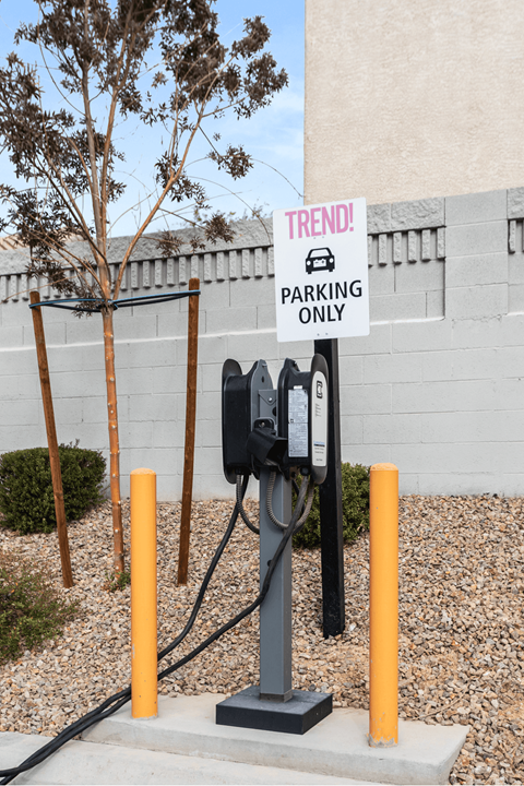 A parking meter with a sign above it that says "TREND! PARKING ONLY".