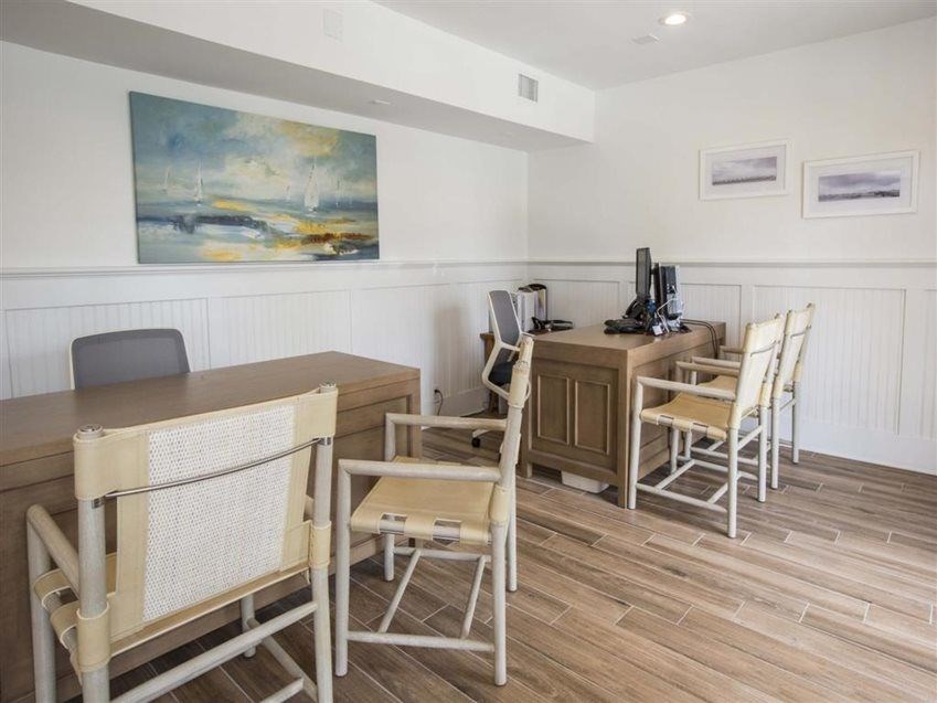 A room with a desk and chairs.