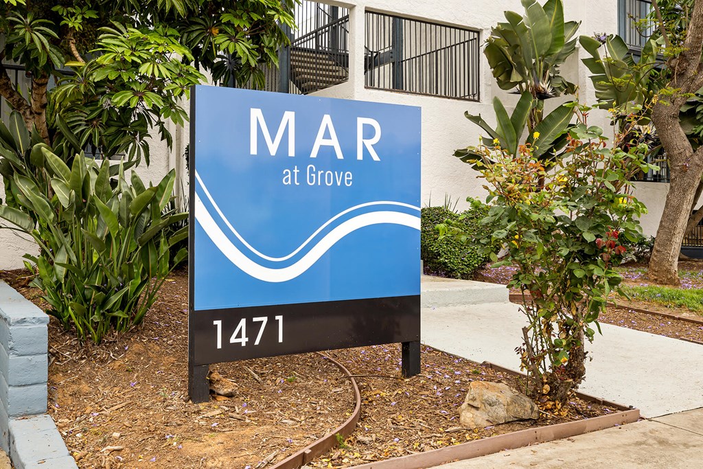 A blue and white sign that says MAR at Grove with the number 1471.