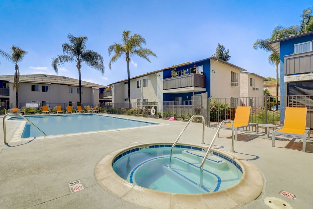 A round pool with a ladder in the middle of it.