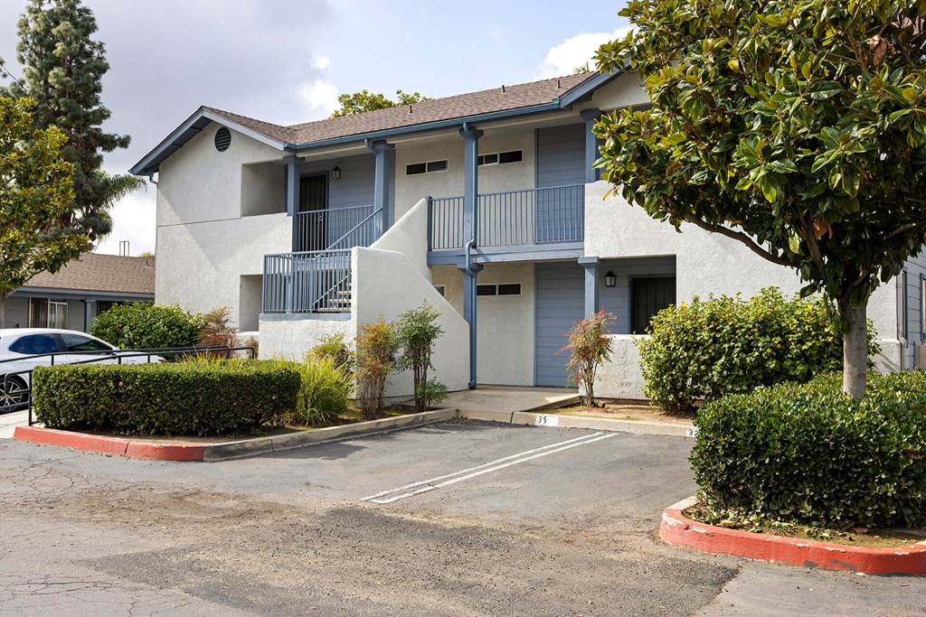 A building with a parking lot in front of it.