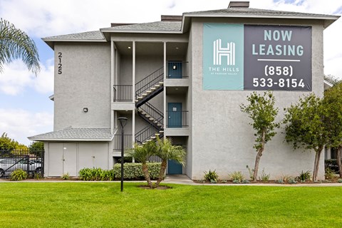 A building with a sign that says