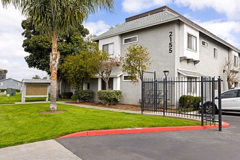 A house with the number 2152 on it.