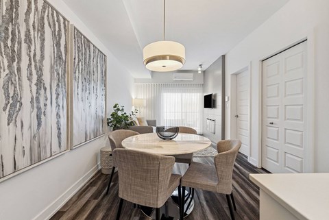 Modern dining room with round table at Horizon Apartments, Quebec