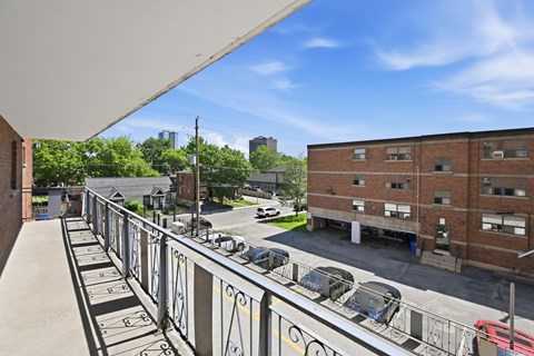A parking lot with cars and a building in the background.