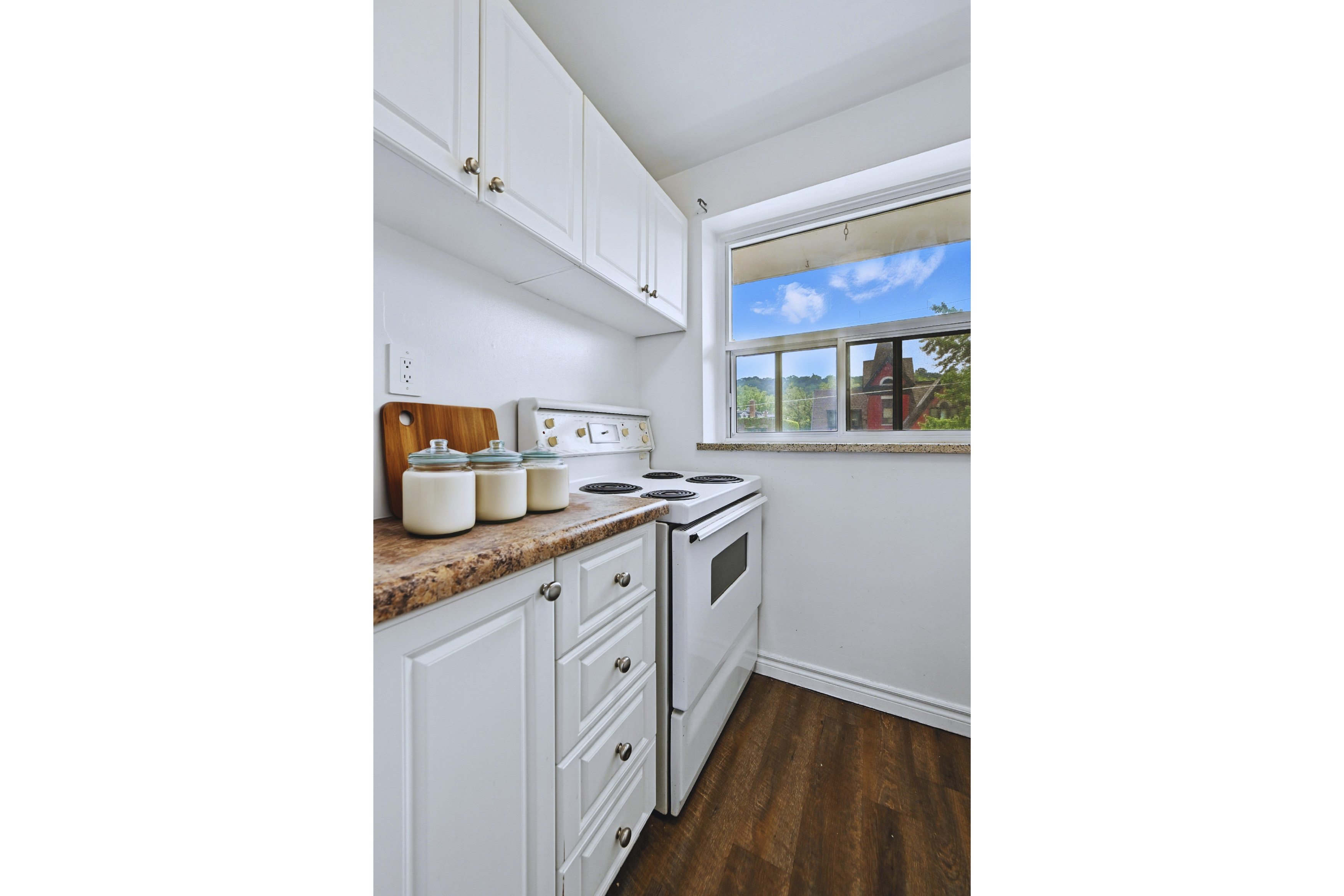 studio apartment - Granite Manor Apartments, Hamilton - unit 0106 2