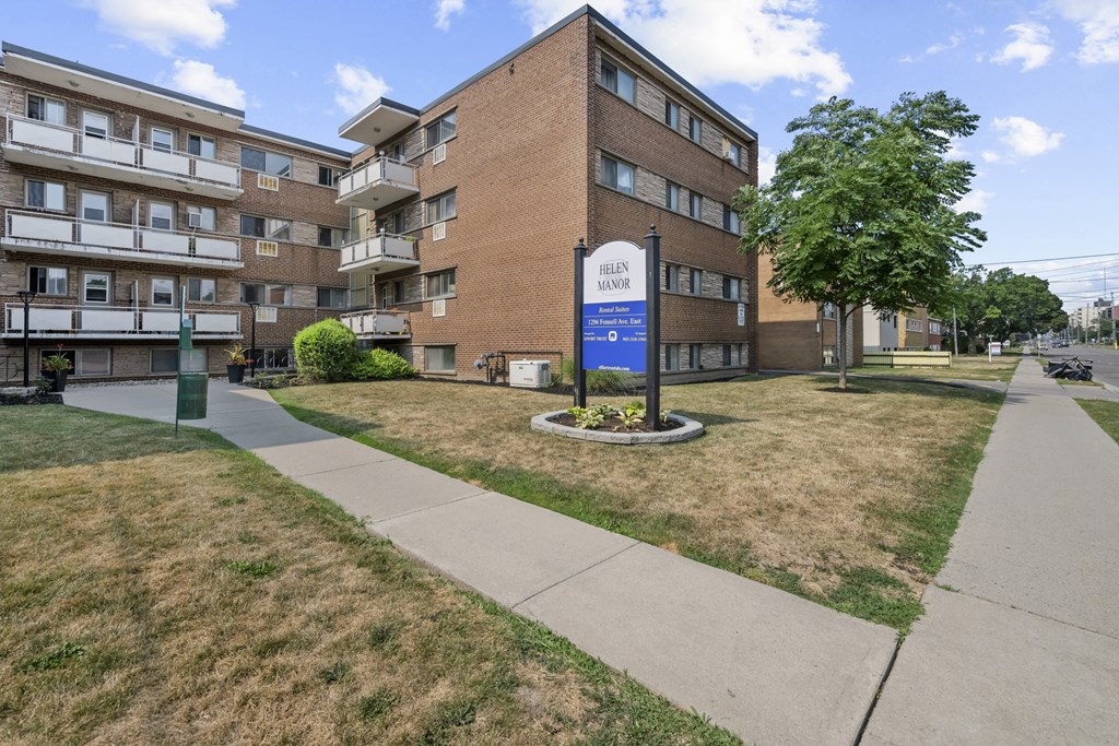 A large brick building with a sign that says "Bella Vista Apartments".