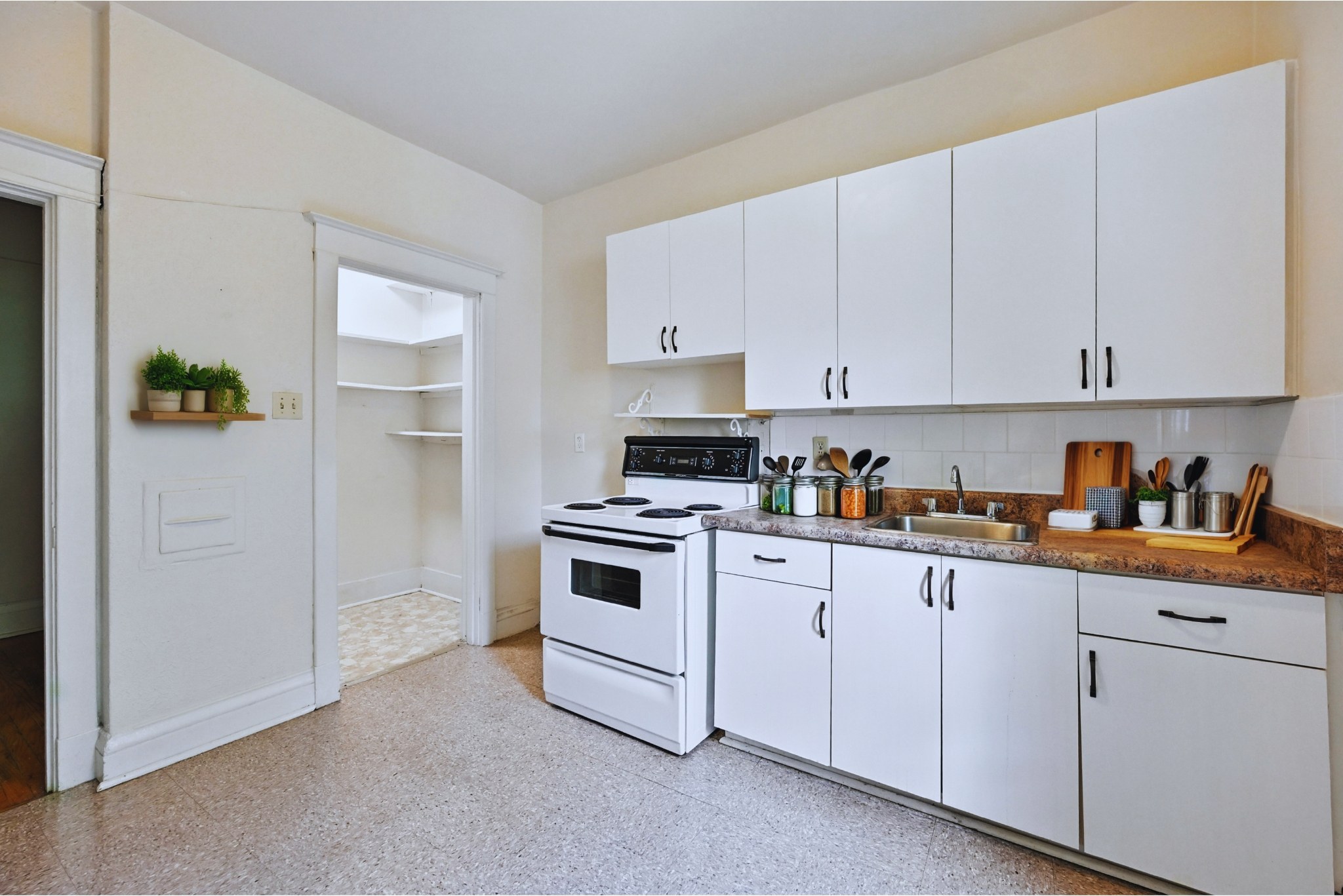 3 bedroom apartment - Herkimer Apartments (41), Hamilton - unit 0008 2