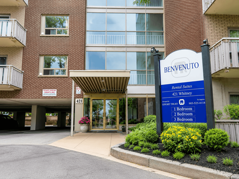 The entrance to a building with a sign that says Benvenuto.