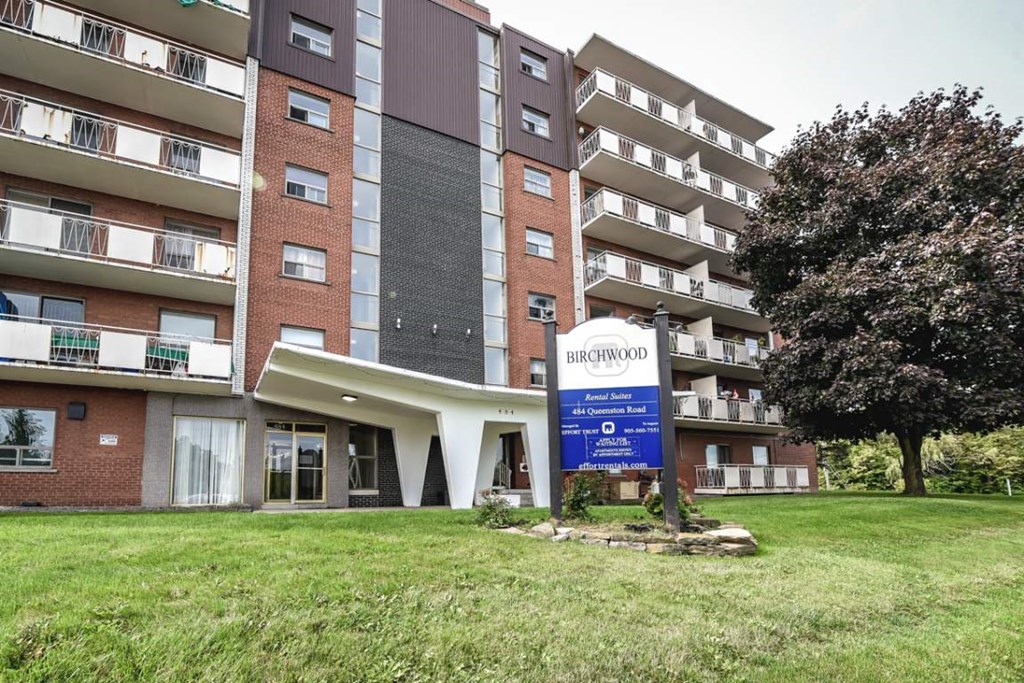 A sign in front of a building that says Birchwood.