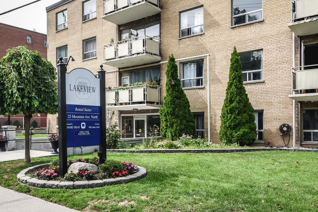 A sign in front of a building that says Lakeview.