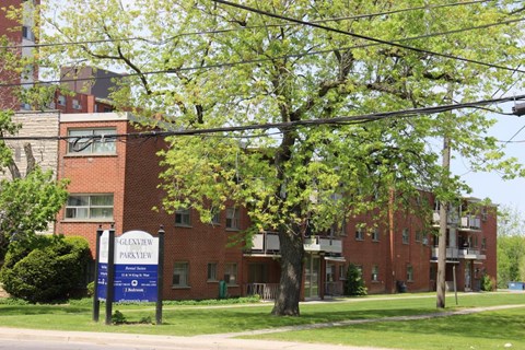 A sign in front of a building that says Glenview Parkview.