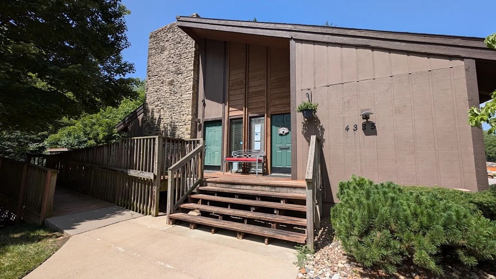 Front entrance to a clubhouse building