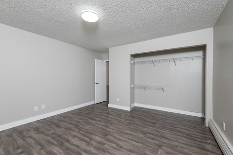 A room with a grey floor and a white ceiling with a light on.