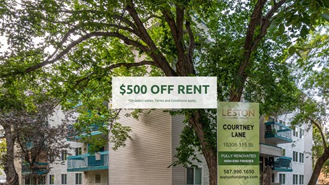 A sign advertising $500 off rent for a fully renovated apartment.