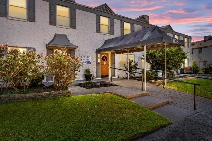 A building with a sign that says "LIB" is surrounded by greenery.