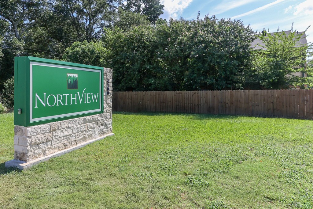 A green sign that says Northview in white letters.