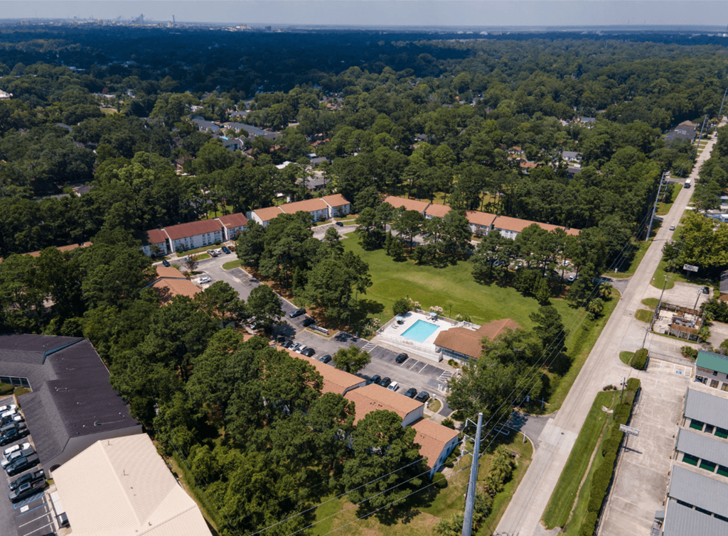 A bird's eye view of a residential area with a swimming pool at Retreat at Savannah Apartments, Georgia