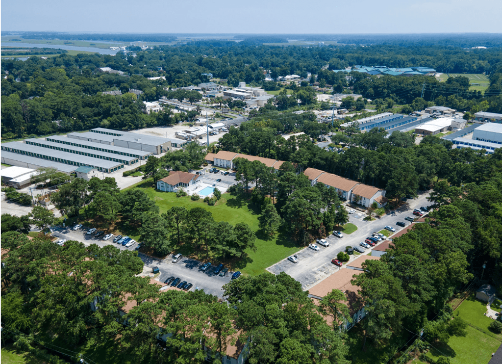 An aerial view of a large building surrounded by trees at Retreat at Savannah Apartments, Savannah 31404