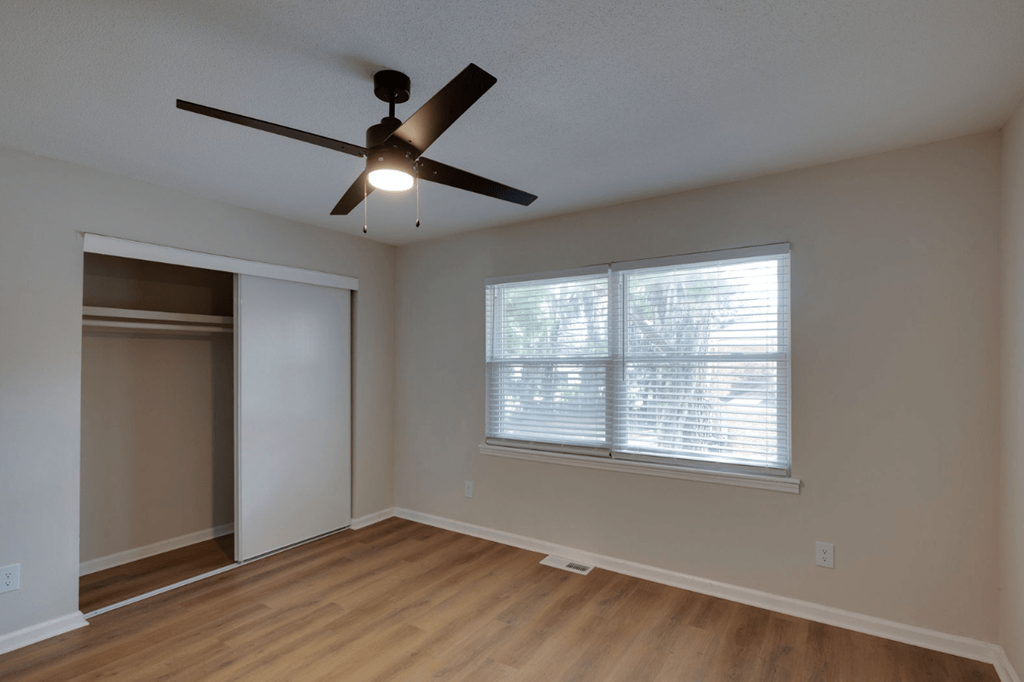 A room with a ceiling fan and a window with blinds at Savan Pointe Apartments, Georgia