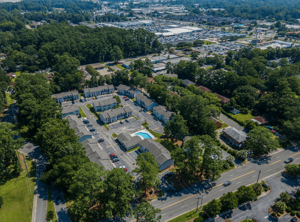 An aerial view of a residential area with a swimming pool at Savan Pointe Apartments, Savannah, Georgia