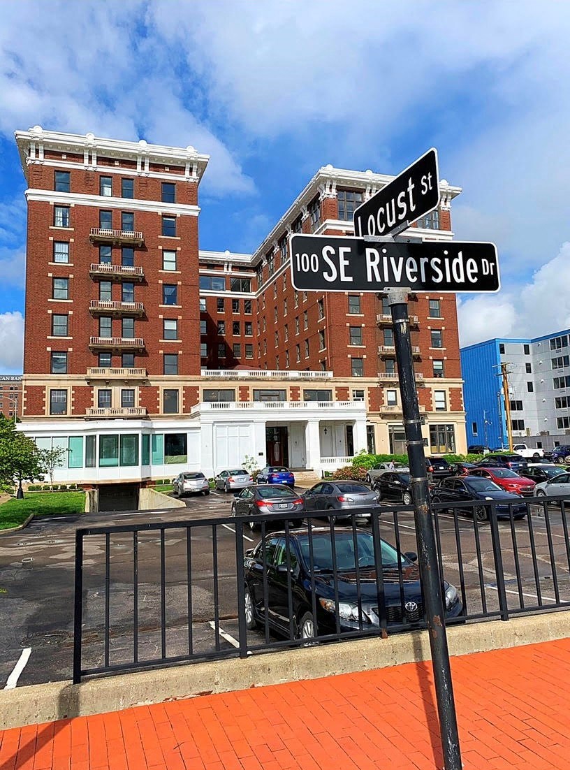 a street sign in front of a parking lot