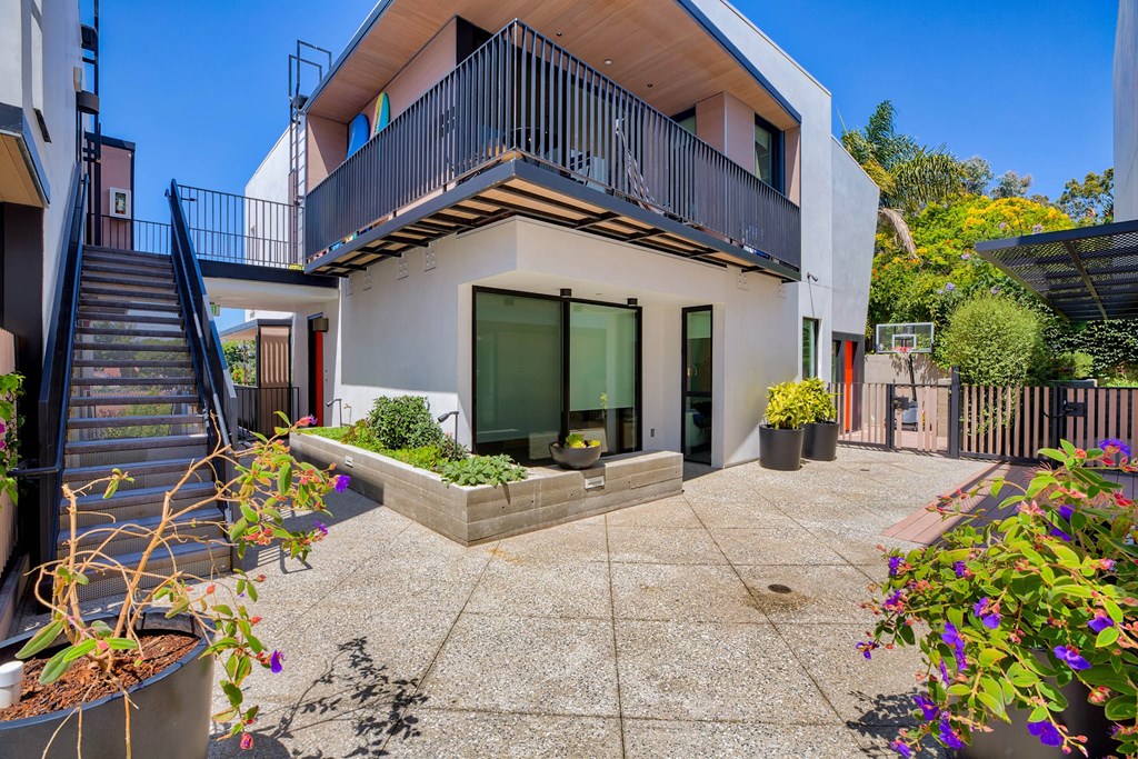 Courtyard View at 810 Ashland, Santa Monica, CA 90405