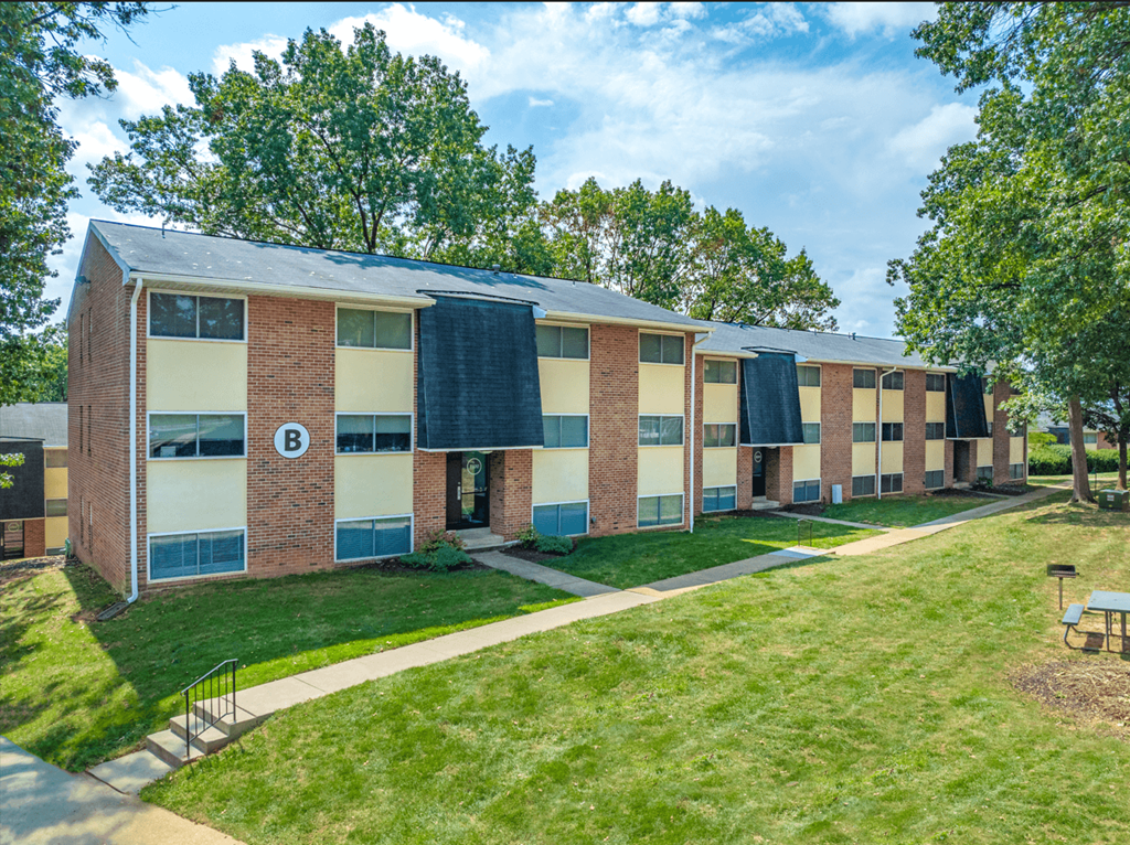 A building with a sign that says B on it.