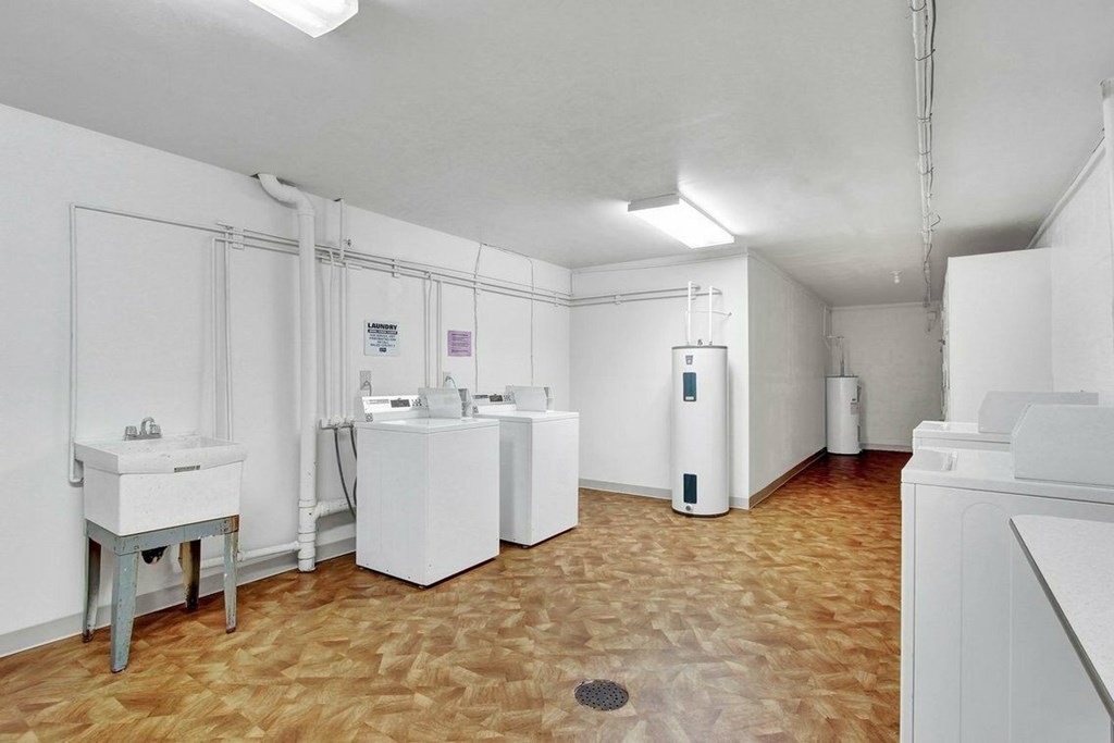 A bathroom with two sinks and a toilet.