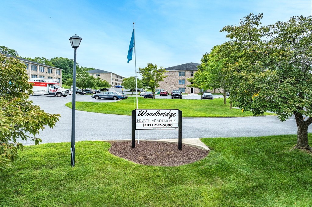 A sign in front of a building that says Woodbridge.