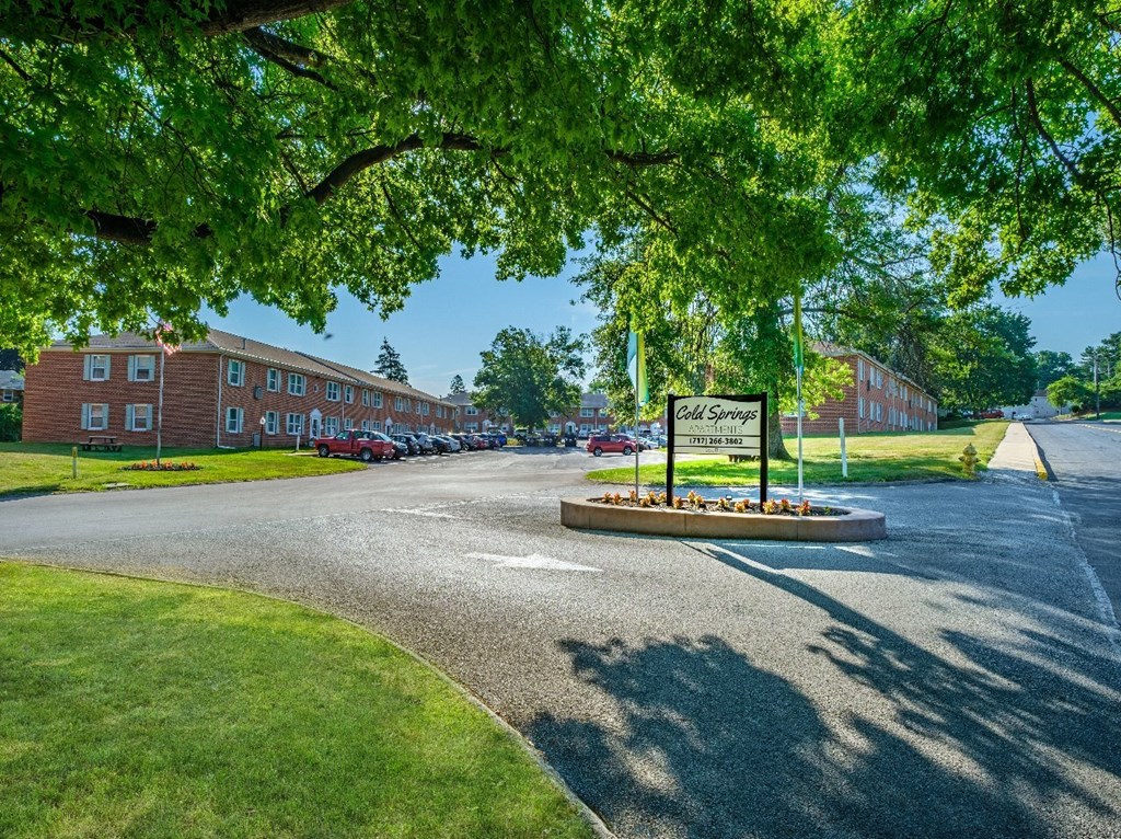 A sign in front of a building that says Gold Stream.