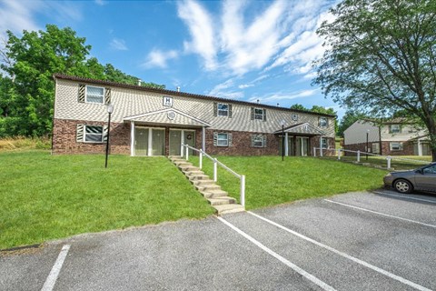 A building with a parking lot in front of it.