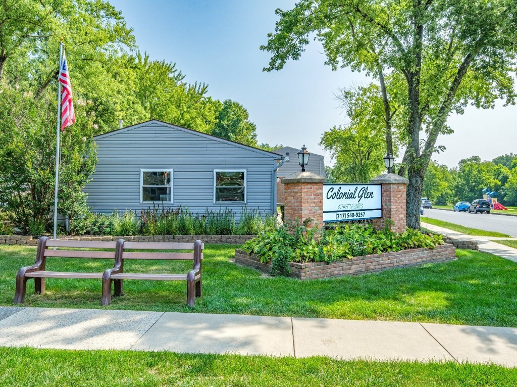 A small building with a sign that says "Colonial Inn" in front of it.