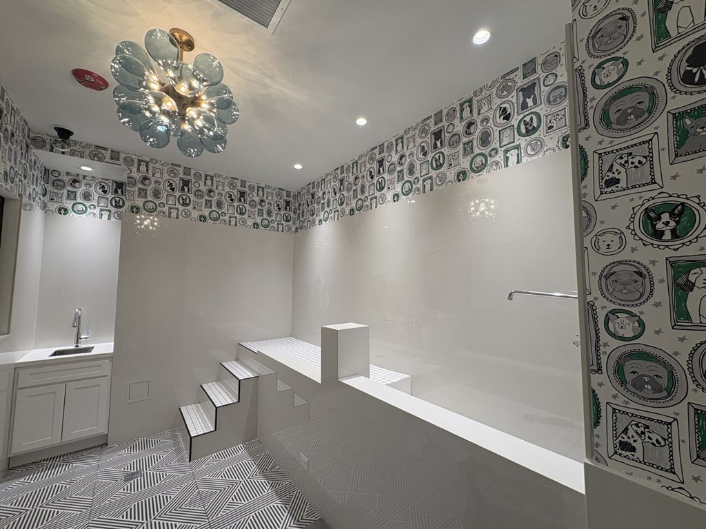 Large Bathtub at The Nest at Lincoln Park West, Chicago, IL 60614