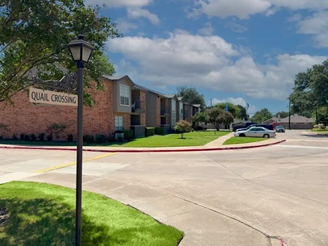 A street view of Quail Crossing apartment complex.