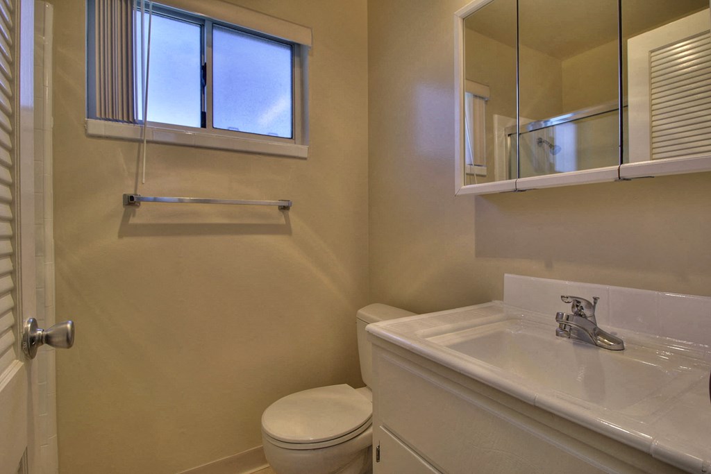 Bathroom With Bathtub at Ranchero Plaza, California