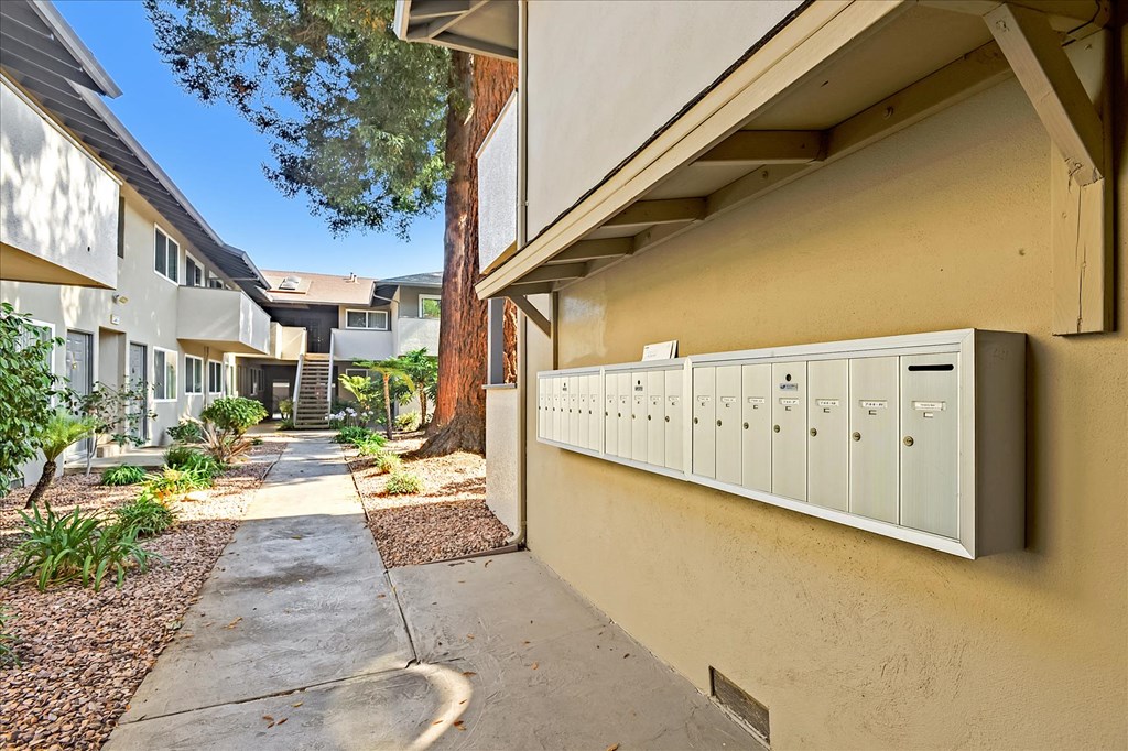 the preserve at ballantyne commons apartments walkway with mailboxes