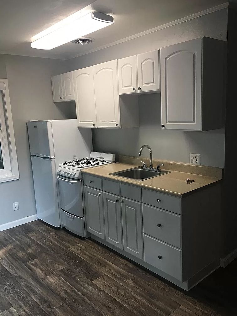 545 University is a similar property to Menlo Park West Apartments located in Menlo Park