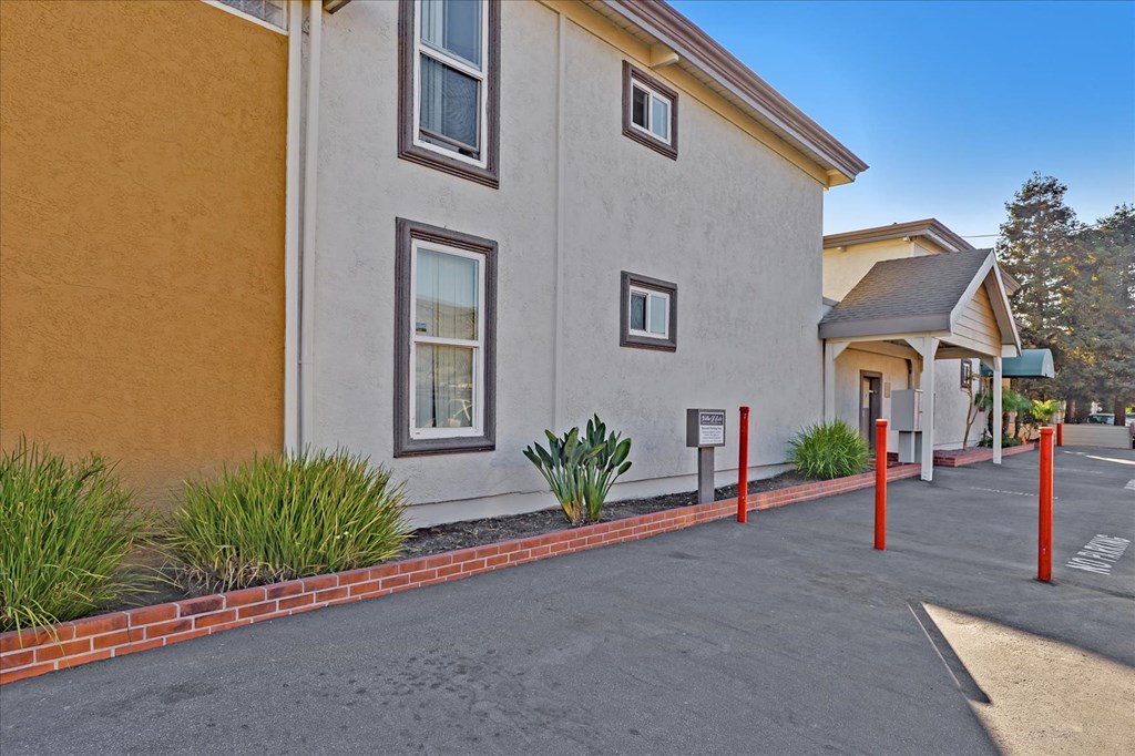 the building in which the hotel is located