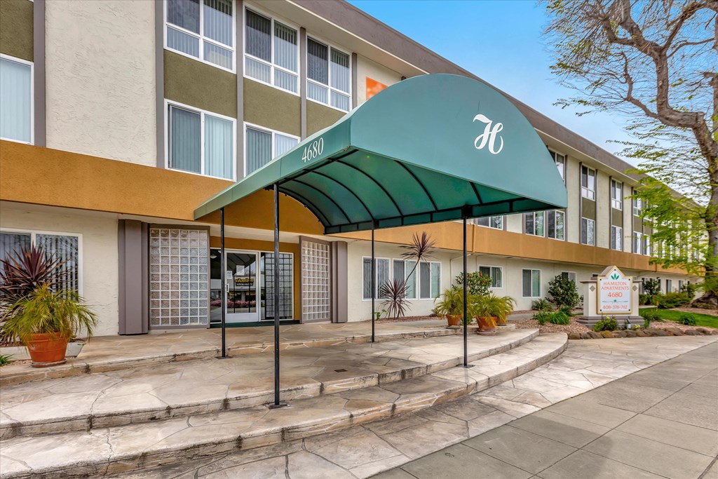 Front stairway access into the lobby
