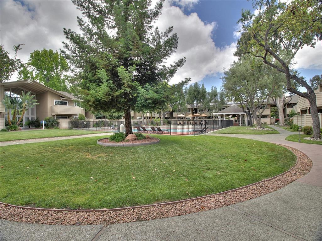 Lush Landscaping at Balboa Apartments, Sunnyvale